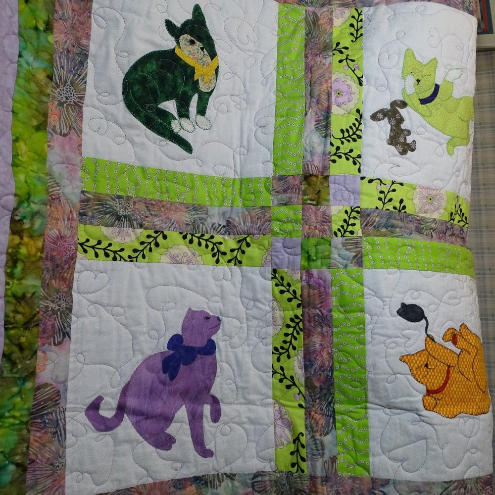 Hand Crafted Cat Lap Quilt Stunning 40" x 39" - Picture 1 of 16